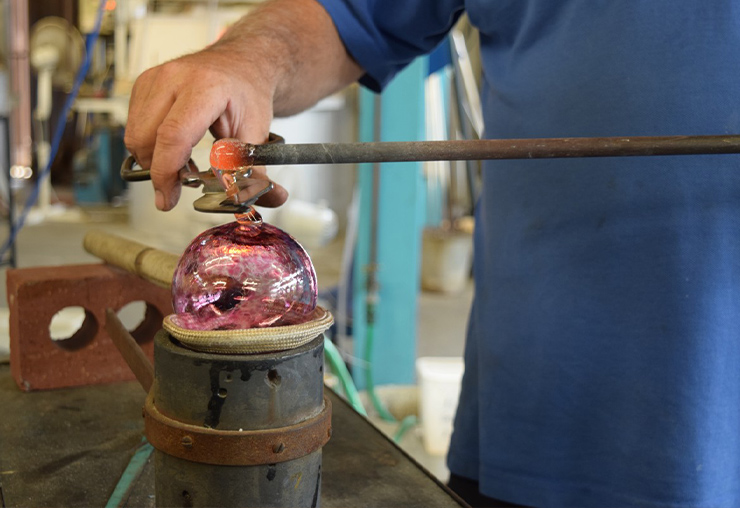 Entre artisan et artiste : le métier de souffleur de verre