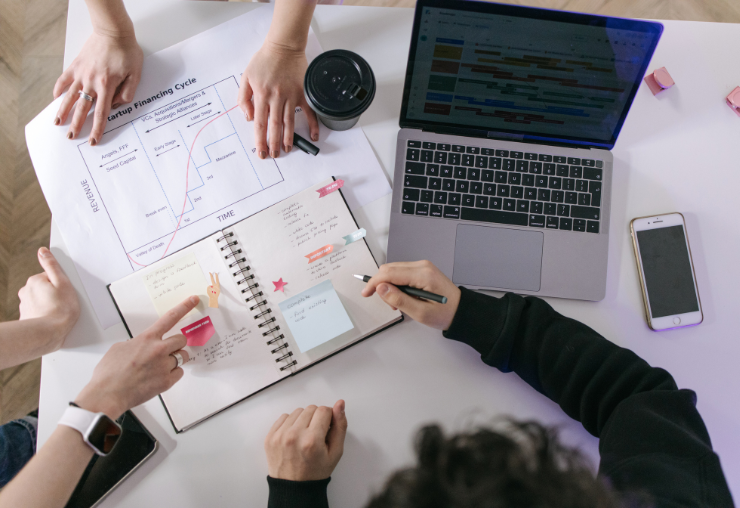 Métiers en tension : les secteurs qui recrutent massivement en 2026