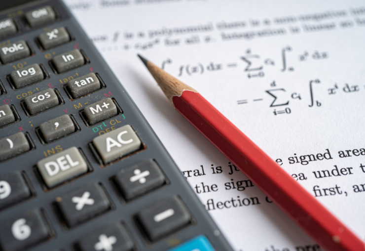 Découvrez les métiers à faire quand on aime les maths : data, IA, finance, cybersécurité, santé, enseignement, formations et débouchés.